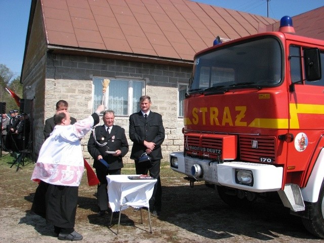 Uroczystego poświęcenia samochodu, zarówno z zewnątrz jak i od środka, dokonał proboszcz parafii w Nurze Ks. kan. Mirosław Sebunia.