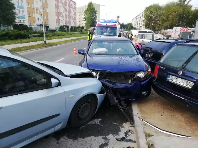 Dziś, 4.09 w godzinach porannych przy ul. Staszica w Koszalinie doszło do zderzenia dwóch samochodów osobowych. Kolizja była niegroźna, a kierowcom fiata i hondy nic się nie stało. Były za to utrudnienia drogowe. Policja przypomina jednocześnie, że wraz z rozpoczęciem roku szkolnego i powrotów z wakacji na drogach panuje wzmożony ruch. Służby mundurowe apelują o rozwagę i zachowanie ostrożności.- Do końca tygodnia obowiązywać będą na terenie miasta wzmożone kontrole prędkości, zwłaszcza przy placówkach szkolnych, także noga z gazu - usłyszeliśmy od oficera dyżurnego koszalińskiej policji. Zobacz także Groźny wypadek pod Białogardem