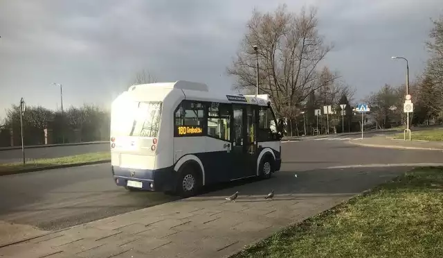 Minibus czeka na pasażerów na pętli autobusowej na os. Na Stoku