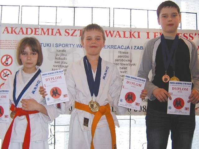 Na zdjęciu młodzi bielscy karatecy, od lewej: Michał Polakiewicz, najlepszy sportowiec - olimpijczyk z trzema złotymi medalami oraz Dominik Kitlas ze złotem, srebrem i brązem.
