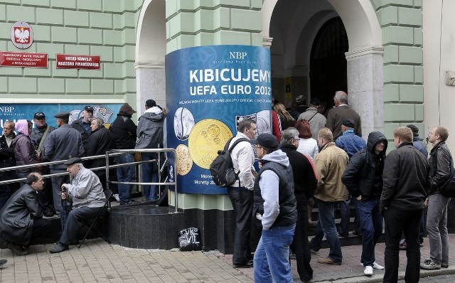 Bank wprowadził do obiegu złotą monetę 500-złotową i złote 100 zł oraz srebrną monetę o nominale 20 zł. W skład kolekcji wejdą też dwa zestawy monet srebrnych. Pierwszy, zaprojektowany wspólnie z bankiem centralnym Ukrainy będzie składał się z dwóch monet o nominałach 10 zł i 10 hrywien, czyli ok. 4,4 zł (monety przypominają kształtem półkole). Drugi zestaw to cztery monety o nominale 10 zł (monety przypominają kształtem romby). Po połączeniu każdy z zestawów będzie tworzył jeden wizerunek z grającymi piłkarzami.