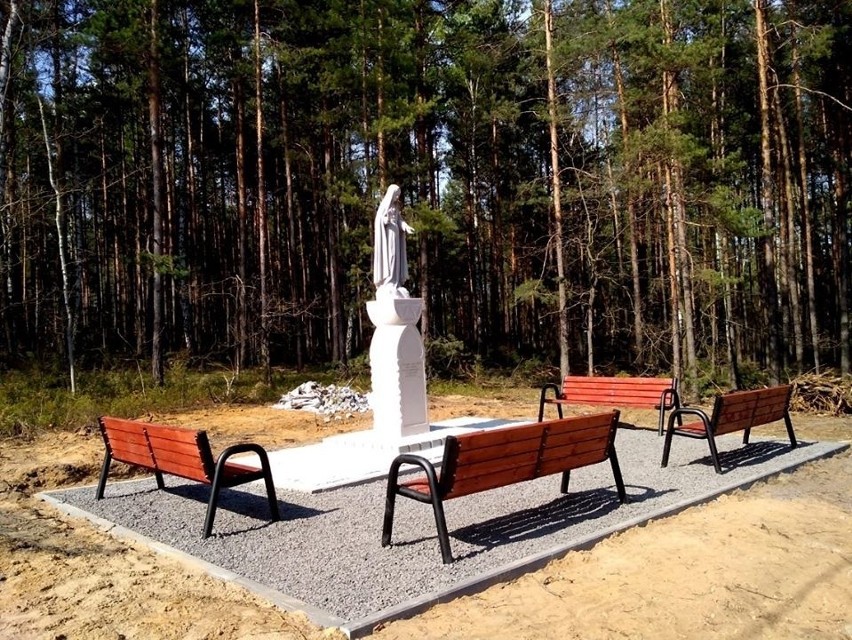 Mieszkańcy wsi Majków i Michałów zawierzają się Maryi w czasie epidemii. Między miejscowościami stanął pomnik (ZDJĘCIA) 