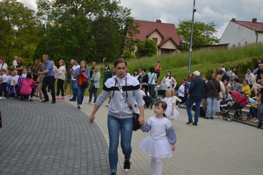 Piknik rodzinny w Proszowicach. Galeria z występów przedszkolaków