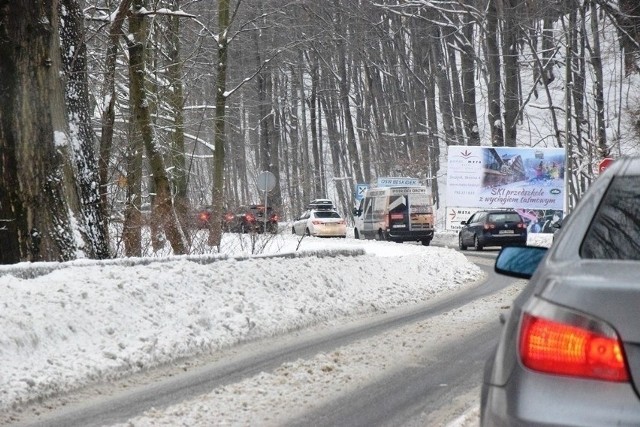 Dzisiaj w całym województwie śląskim przewiduje się niekorzystne warunki atmosferyczne. Na drogach będzie biało i ślisko.