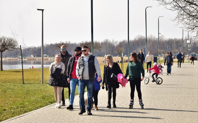 Pierwsza tak ciepła marcowa niedziela nad Jeziorem Tarnobrzeskim przyciągnęła spacerowiczów