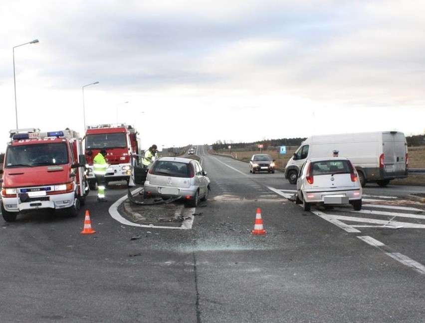 Trzy osoby ranne w wypadku przy zjeździe z A4 w Dąbrówce
