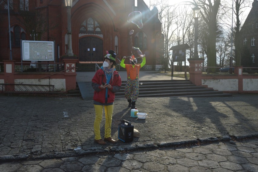 Opole. Członkowie fundacji "Dr Clown" zatańczyli przed hospicjum Betania