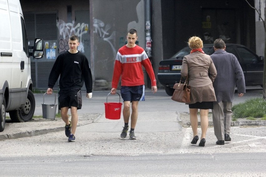 Lany poniedziałek we Wrocławiu. Butelki i wiadra poszły w ruch (ZDJĘCIA)