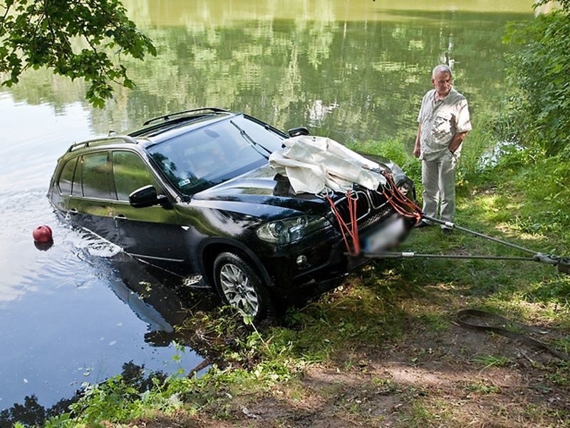 Ze stawu w Slupsku wydobyto samochód bmw