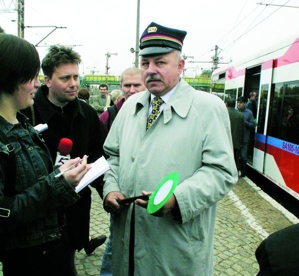 Marszałek Janusz Krzyżewski tak cieszył się z nowego szynobusu, że aż udawał kolejarza. Może jednak okazać się, że pociągiem o nazwie "województwo&#8221; nie kierował dobrze.