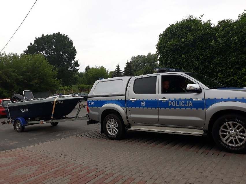 Policjanci łodzią motorową patrolują akweny powiatu rypińskiego