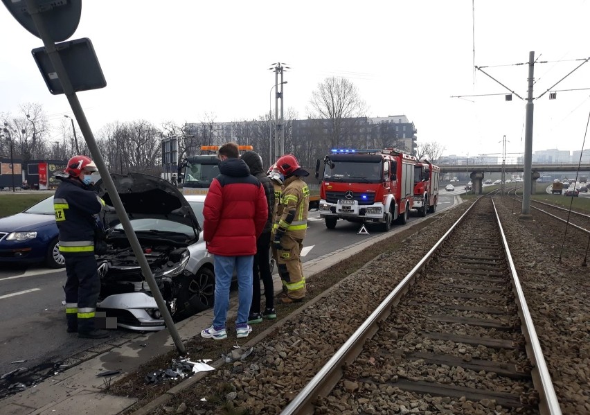 Ukrainiec w wypożyczonym aucie spowodował wypadek na Legnickiej. Nie miał prawa jazdy [ZDJĘCIA]