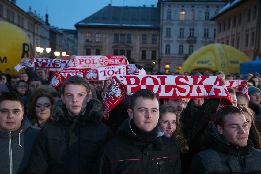 Krakowianie kibicowali na Małym Rynku [ZDJĘCIA, WIDEO]