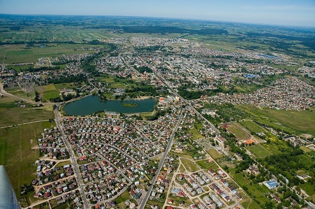 Wojsko chce sprzedać 9 hektarów. - Jak to się ma do planów pozostawienia w mieście dywizjonu, a być może powiększenia go nawet do pułku - pytają zdziwieni Czytelnicy. - Czyżby politycy znowu złożyli obietnice bez pokrycia?