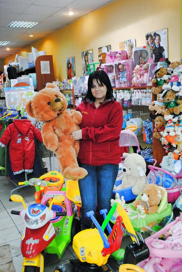 - Klienci na razie tylko oglądają asortyment, kupujących jest jeszcze niewielu - mówi Lucyna Angowska ze sklepu z zabawkami "Krasnal"
