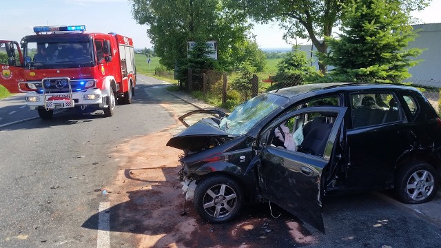 Wypadek na drodze wojewódzkiej 426 pod Strzelcami Opolskimi. Dwie osoby zostały ranne.