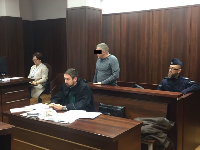 Michał K. ps. „Pasek”, który w 2008 roku został skazany m.in. za kierowanie grupą przestępczą, potem przez 10 lat ukrywał się przed polskim wymiarem sprawiedliwości, w piątek ponownie stanął przed sądem.
