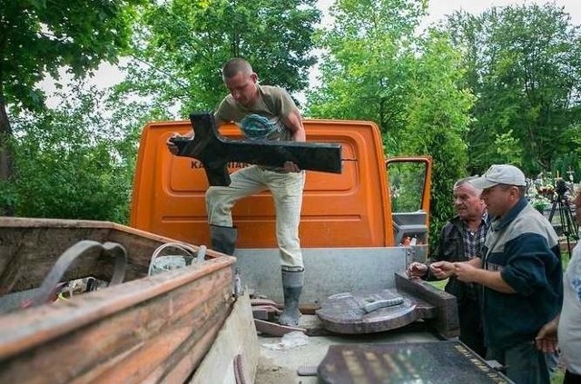 Porządki na słupskim cmentarzu.