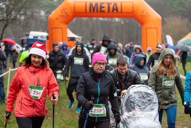 Piernikowy bieg charytatywny i Marsz Nordic Walking dla Krzyśka odbył się w niedzielę w bydgoskim Myślęcinku. Jego uczestnicy rywalizowali na dystansie 5 kilometrów, a wszystko to by zebrać pieniądze na leczenie i rehabilitację 37-letniego bydgoszczanina, męża i ojca czterech córek. Mężczyzna przeżył nagłe zatrzymanie akcji serca, a na skutek długiej reanimacji doznał porażenia czterokończynowego. Rodzina walczy z całej siły, aby Krzysiek się obudził. LICZ SIĘ ZE ŚWIĘTAMI - MIKOŁAJ DO WYNAJĘCIA.