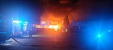 Pożar warsztatu samochodowego w Koszalinie. Z ogniem walczyło kilka zastępów straży pożarnej [ZDJĘCIA]