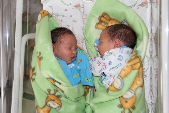 Kacper i Mikołaj to pierwsi synowie Żanety i Daniela. Bliźnięta urodziły się 9 kwietnia. Kacperek ważył 2950 g i mierzył 51 cm. Mikołaj ważył 2560 g, mierzył 53 cm