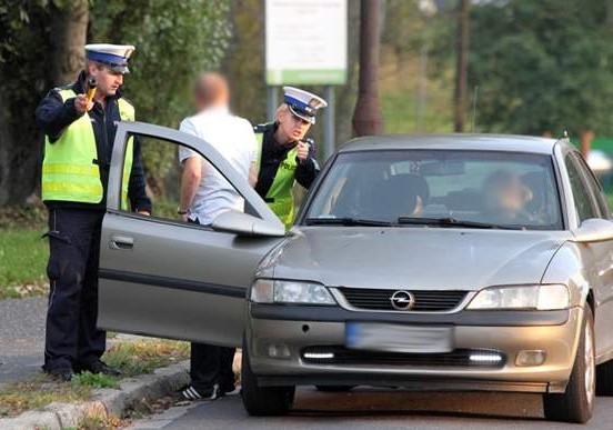 Pijany funkcjonariusz służby więziennej wiózł dwoje dzieci. Chciał oszukać policjantów (zdjęcia)