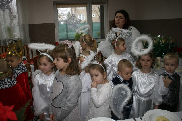 W Gminnym Ośrodku Kultury w Czołowie jest już świątecznie. Na wigilijną kolację mieszkańców gminy zaprosili samorządowcy. Były tradycyjne potrawy przygotowane przez panie z KGW w Płowcach, a o część artystyczną zadbali najmłodsi z przedszkola w Skibinie.  Goście przełamali się opłatkiem, złożyli sobie życzenia w razem śpiewali kolędy.