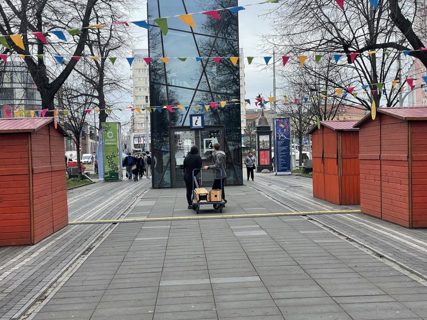 Trwa budowa stoisk na Jarmark Wielkanocny w Szczecinie. Impreza rusza już jutro [ZDJĘCIA]