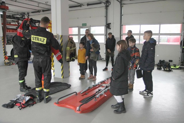 Dzieci i młodzieży mieli okazję zobaczyć jak pracują strażacy z KP PSP w Chełmnie