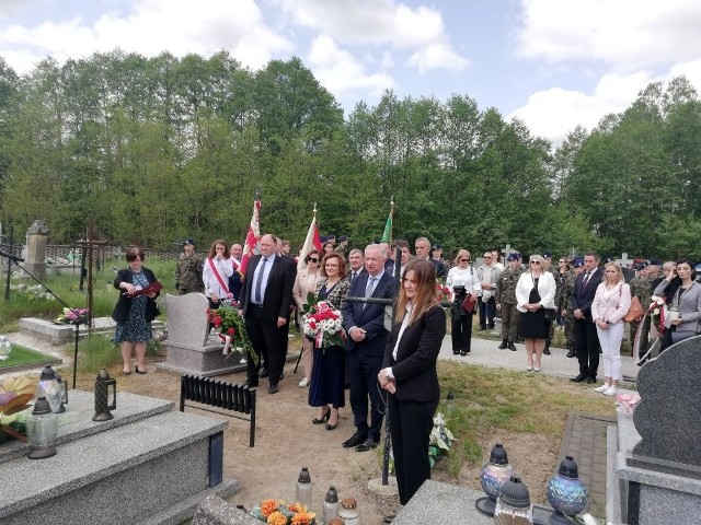 Na cmentarzu w Łęgonicach Małych, w powiecie przysuskim, został poświęcony pomnika podporucznika Antoniego Kucharskiego.