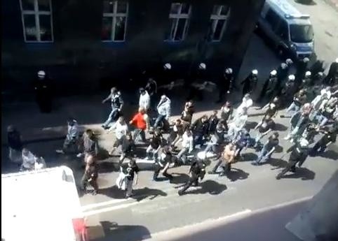 Kibice Gwardii Koszalin i Gryfa Słupsk pod eskortą policji.