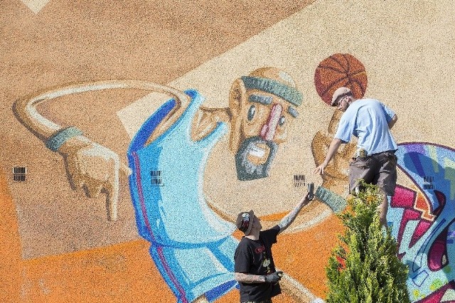 Dwaj entuzjaści graffiti z Krakowa, Wojtek i Marcin (z prawej), namalowali takiego oto koszykarza.