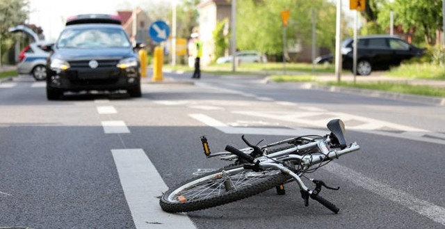 W jednej z miejscowości koło Żar 53-letni mężczyzna jadący samochodem osobowym nie zachował ostrożności i potrącił na skrzyżowaniu rowerzystkę.