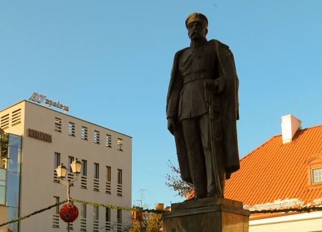 Józef Piłsudski na pomniku wędrował po Rynku Kościuszki.