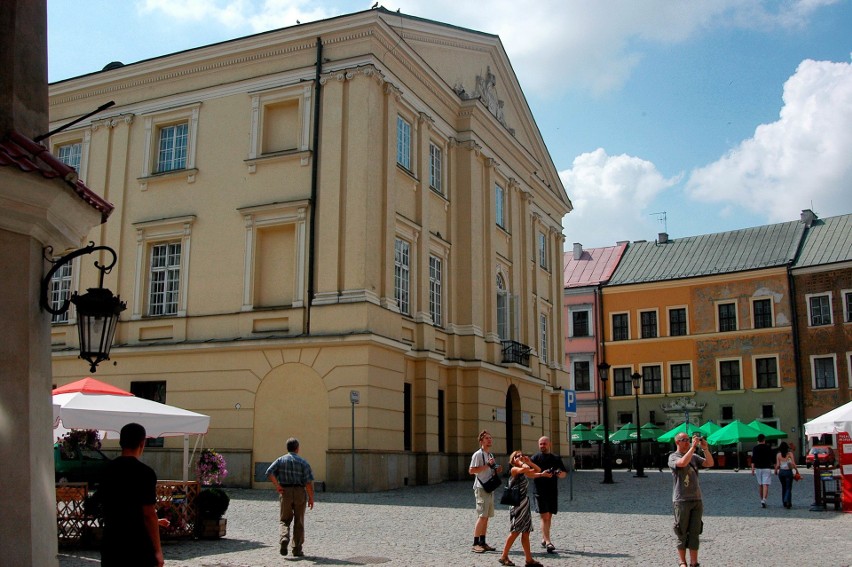 Lublin: 6-letni chłopczyk zgubił się na Starym Mieście. Nikt nie reagował, pomógł tylko kelner 