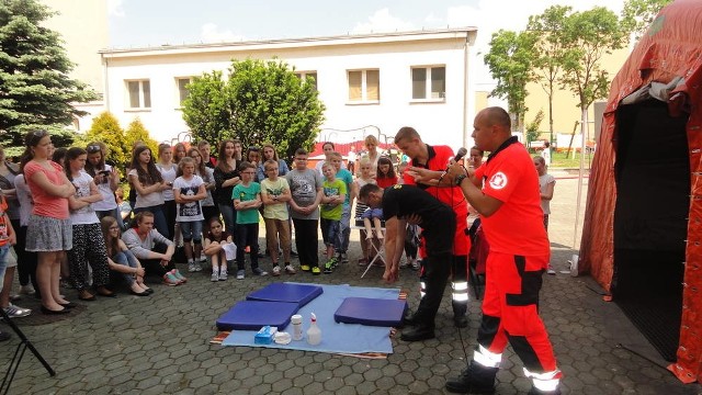 Ratownicy z krakowskiego pogotowia uczą młodzież, jak pomóc osobie, która się zakrztusiła