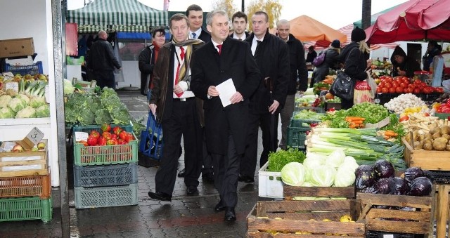 Na rynku przy ul. Twardzickiego przewodniczący SLD lawirował między warzywnymi straganami. Handlowcy chętnie go zagadywali