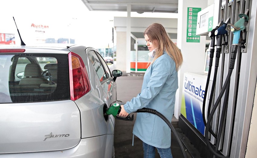 Według serwisu e-petrol za benzynę Pb98 zapłacimy od 5,42 do...