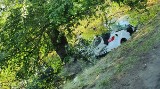 Wypadek w zalanym lesie. Auto pod wodą. Są ranni