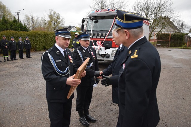 Wielkie święto dla strażaków ochotników w Piaszczynie (gm. Miastko). Dzisiaj (5.11.2021) oficjalnie przekazano jednostce OSP nowy wóz strażacki oraz włączono ją do Krajowego Systemu Ratowniczo-Gaśniczego.