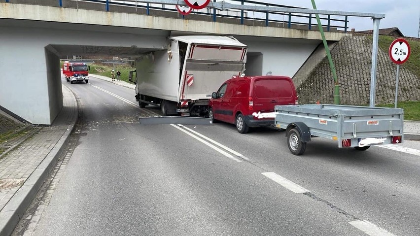 W Sędziszowie Małopolskim ciężarówka utknęła pod wiaduktem. Wjechał w nią samochód osobowy [ZDJĘCIA]