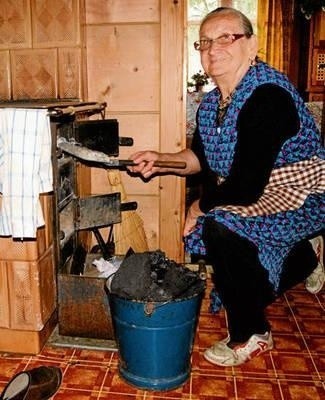 Maria Gawlak Curuś ogrzewa swój dom węglem. - Bo to jest najtańsze paliwo - mówi Fot. Łukasz Bobek