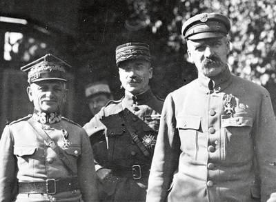 Gen. Paul Henrys (w środku), z prawej Józef Piłsudski, z lewej gen. Leonard Skierski Fot. archiwum