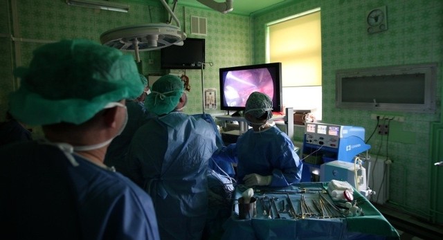 Lekarz chirurg wykonujący operacje zarabia 4,5 – 6,5 tys. zł.