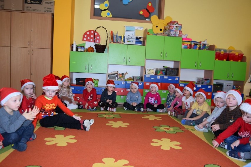 Wójt gminy Mirzec Mirosław Seweryn wcielił się w pomocnika Świętego Mikołaja i rozdawał prezenty dzieciakom. Zobacz zdjęcia
