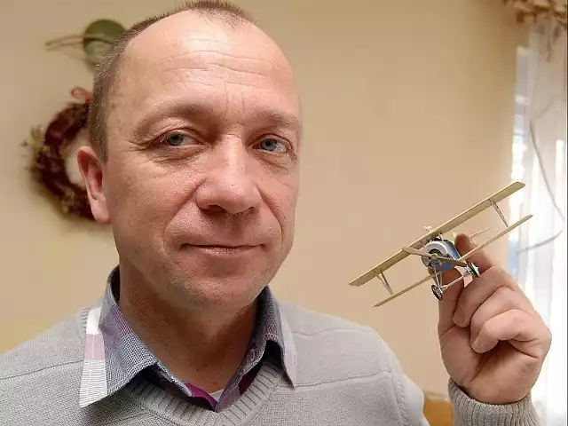 Krzysztof Cwynar pokazuje miniaturę francuskiego myśliwca. Replika tego samolotu powstaje w Bliznem koło Brzozowa.