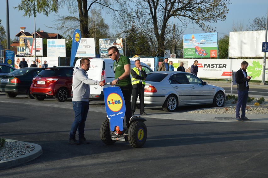 Tarnów. Nowy supermarket Lidla już otwarty. Pierwsi kolejkowicze stali przed drzwiami już o 6 rano [ZDJĘCIA]