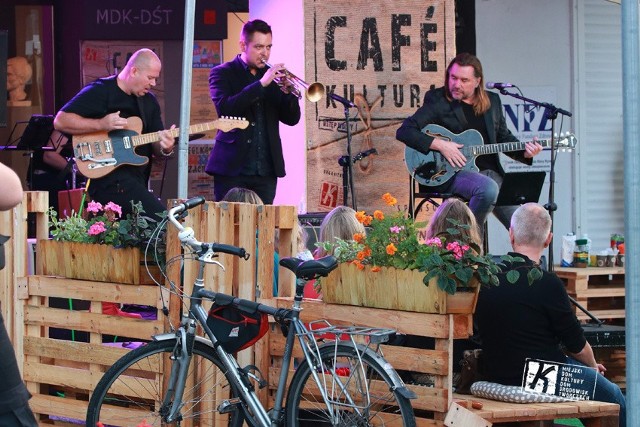 Cafe Kultury to cykl koncertów i spektakli na Starym Rynku w Łomży