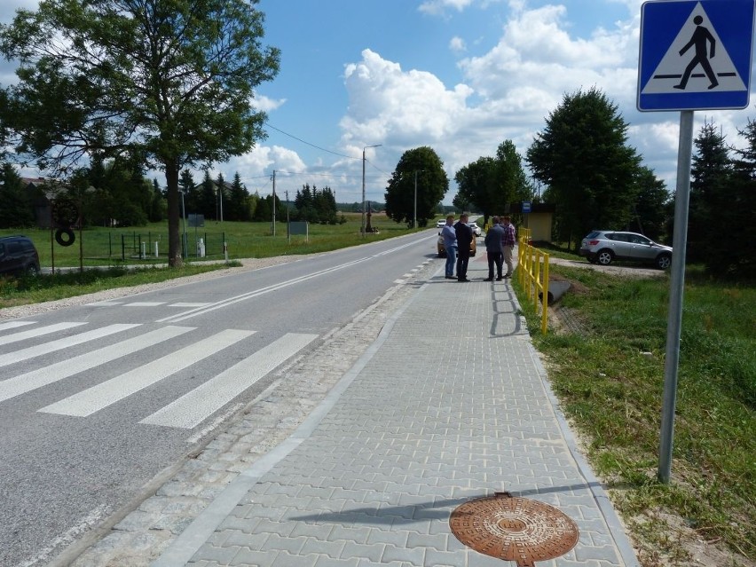 Zakończyła się budowa chodnika w Chełmcach. Będzie bezpieczniej [ZDJĘCIA]