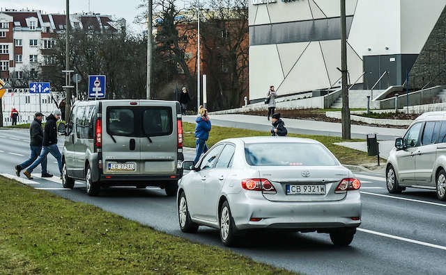 Przejście przez al. Wojska Polskiego na wysokości zielonych Arkad. Kładki dla pieszych tam nie będzie.